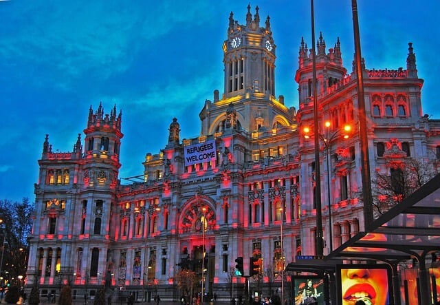 מול הכיכר ניצב ארמון פלאסה דה סיבלס שבעבר היה המטה של הדואר של מדריד