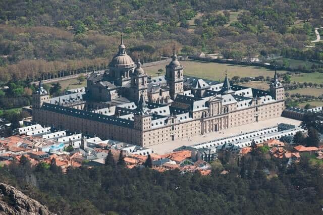 אל אסקוריאל הוא אחד המבנים החשובים בספרד