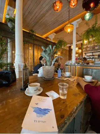 קפה דל ארט במדריד, קפוצ'ינו אמנותי וספר, תמונה: נויה אוריאלי