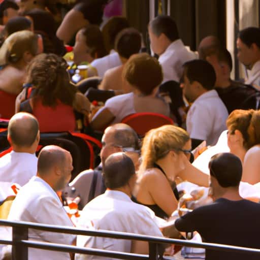 סצנת אוכל בחוץ תוססת במסעדה פופולרית במדריד