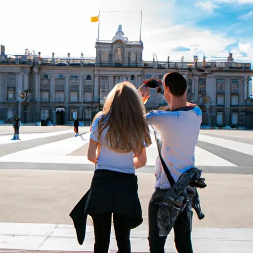 תיירים מצטלמים מול הארמון המלכותי של מדריד