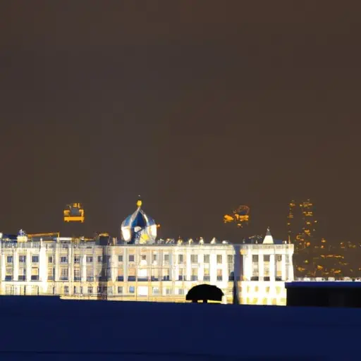 נוף רומנטי של הארמון המלכותי של מדריד בלילה, עם אורות המשתקפים על השלג