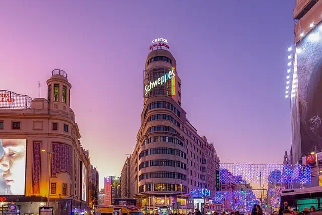 מדריד היא עיר הבירה התוססת של ספרד המציעה שפע של בילויים וחוויות שמתאימות לכל מבקר
